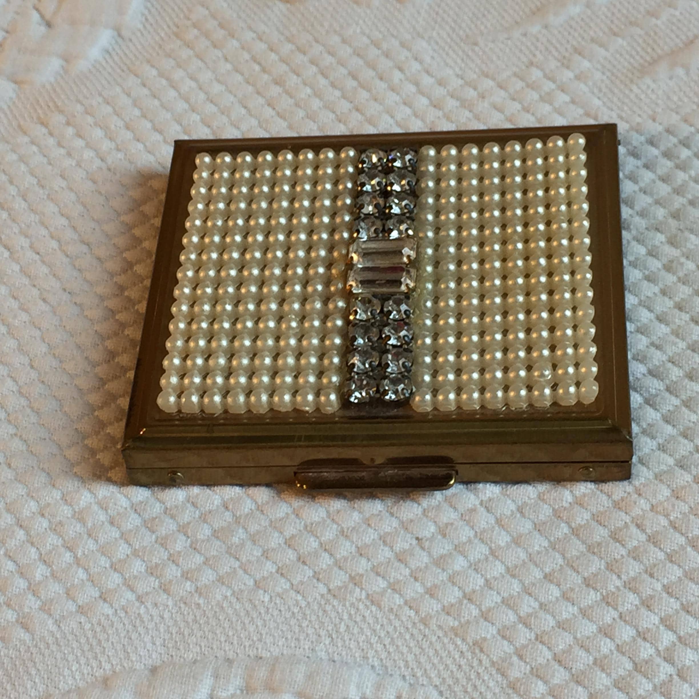 Vintage Pearl Compact with Rhinestones in Gold Tone Compact. Screen, Powder Puff and Mirror Inside.