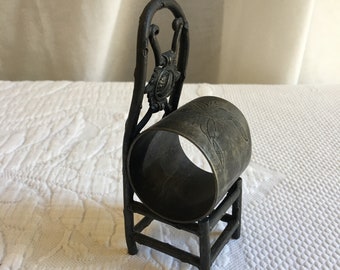 Servilletero antiguo de finales del siglo XIX. Anillo de servilleta de silla de placa de plata. Decoración de mesa elegante y creativa.