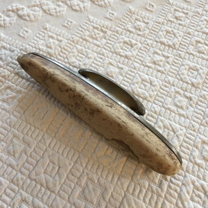 Vintage nagelvårdsbuffert i etsad mässing och gedeläder. Viktoriansk nagelbuffert. Fantastiskt utställningsobjekt.