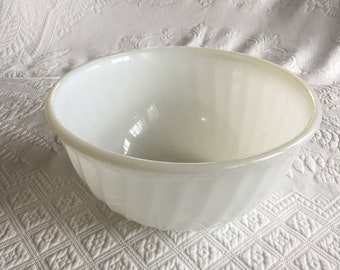 Vintage Feuer König Anker Hocking Mischschüssel. Swirled Ridge Design auf Mixing Bowl. Weiße Milchglas Schale.