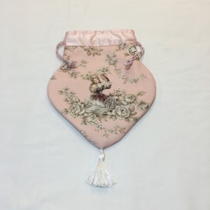 Retícula de algodón y seda hecha a mano con tela diseñada por el artista, forro de seda blanca. Ideal para vestir durante el período de regencia, boda o cualquier día.