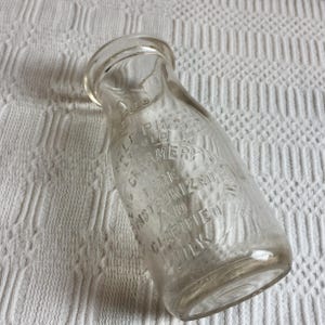 Vintage Farmers Creamery Co., Inc. Half Pint Milchflasche. Geformte Kennung auf der Flasche. Reine, pasteurisierte und geklärte Milchflasche.