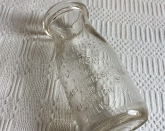 Vintage Farmers Creamery Co., Inc. halve pint melkfles. Gegoten identificatie op fles. Fles pure, gepasteuriseerde en geklaarde melk.