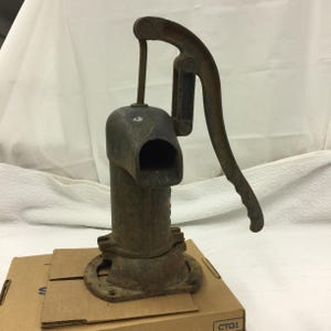 Antike Brunnenpumphose aus Gusseisen. Echte Altmodische, Outdoor Brunnen Pump. Kann als Display verwendet werden. Kann nicht alle Teile haben, die zum Pump von Wasser notwendig sind.