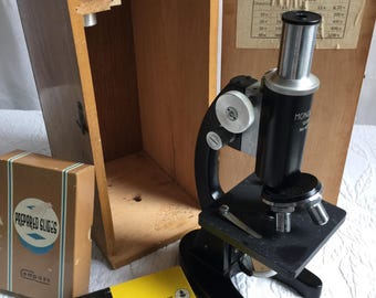 Vintage-Mikroskop 1200x plus 3 zusätzliche Linsen. Zwei Schachteln mit präparierten Objektträgern von Kristallen und Insektenorganen, plus Glasobjektträger usw.