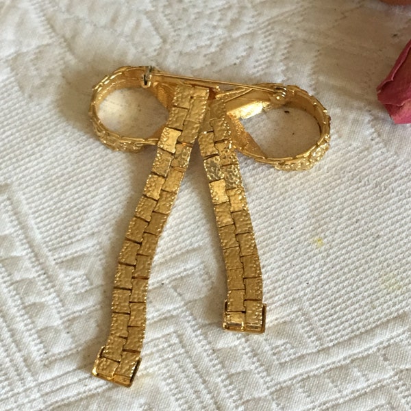 Vintage Gold Ton Nugget Schleife Pin Brosche. Hübscher Anstecker mit Schleife für Jacken oder Mäntel. Oder fügen Sie einem Hut hinzu oder verwenden Sie ihn als Halsnadel.