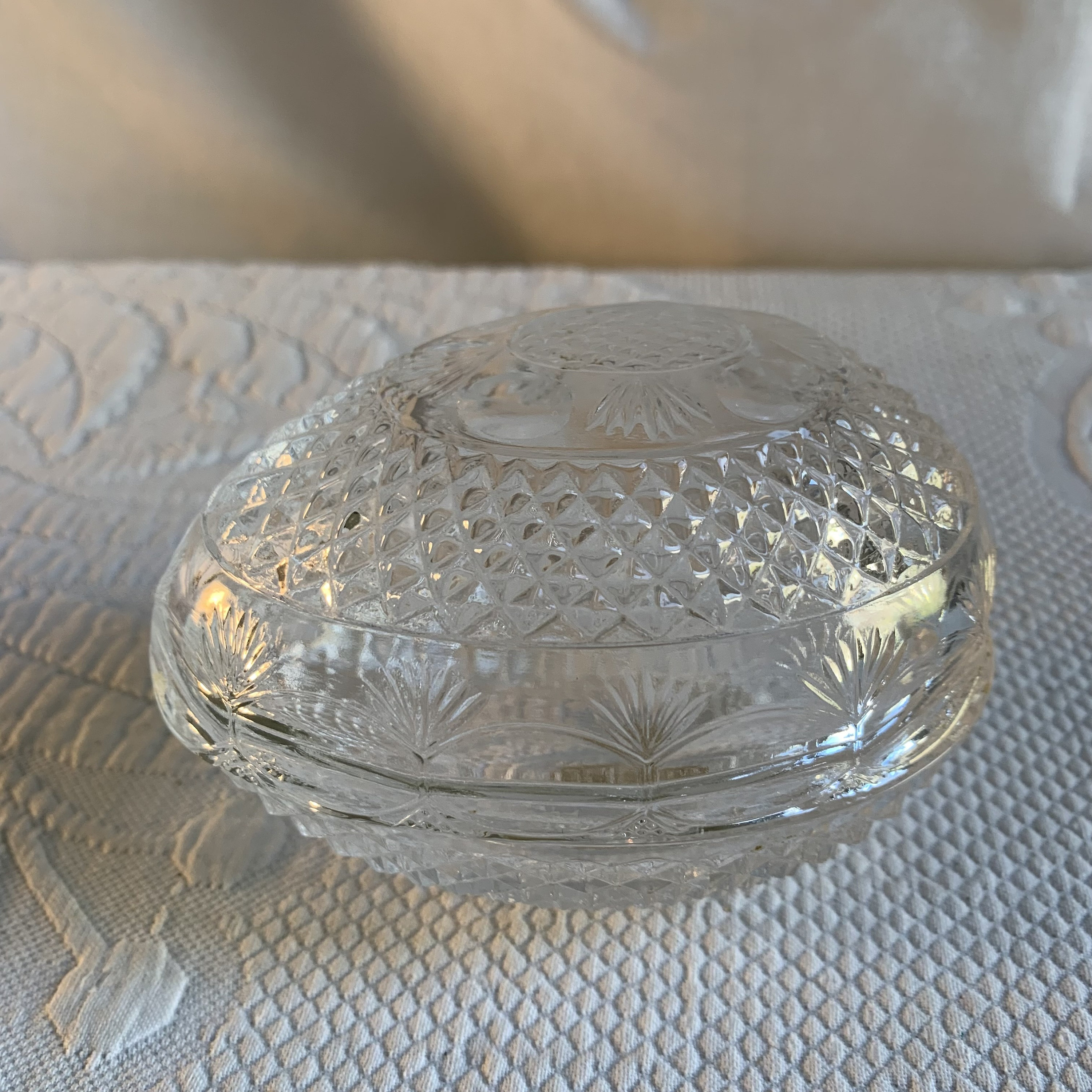 Fostoria のヴィンテージ プレス ガラス 鉛クリスタル卵型皿。Avon