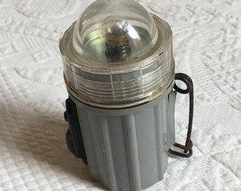 Linterna de supervivencia D-31 USAF/USN antigua con alfiler. Luz de rescate con paracaídas para piloto de combate de estilo militar. Ideal para exhibiciones antiguas.