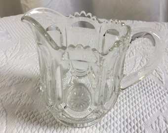 Vintage Heisey Milch- oder Wasserkännchen mit Drapierung. Charmant für den Frühstückstisch. Doppelt gewellter Rand. Sonnenmotiv am Boden.
