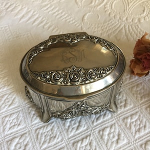 Vintage Things Remembered Musical Jewelry Dresser Box. Gra My Heart Will Go On. Monogram LMS na górze.