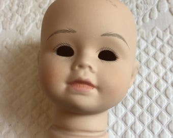 Tête de poupée vintage pour garçon, marquée # 360B. Lèvres, sourcils et cils peints à la main. Idéal pour fabriquer ou exposer des poupées.