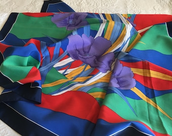 Vintage Square Floral Polyester Scarf. Żółty, biały, czerwony, niebieski, zielony i fioletowy. Maki, długie liście i zakrzywione wielokolorowe tło.