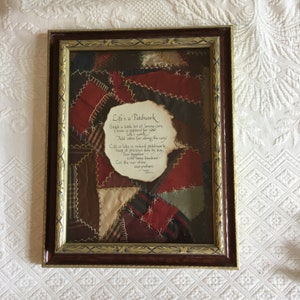 Antik Crazy Quilt-matta med "Livet är ett lapptäcke"-vers på bränt papper i mitten. I vacker tvåfärgad Shadowbox-ram. Linda Harris Pencraft.