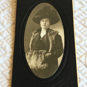Immagine antica di una signora vittoriana con un grande cappello, collo di pelliccia e manicotto. Fotografo di Winterstein, Drisdol, Pennsylvania. Immagine lunga e stretta.