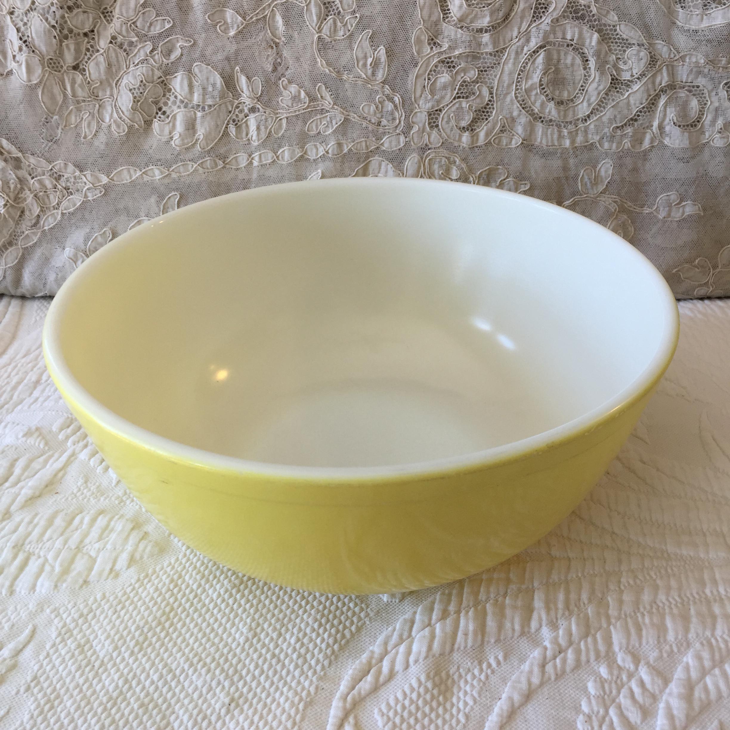 Vintage 404 Large Yellow and White Pyrex Mixing Bowl. Great for 