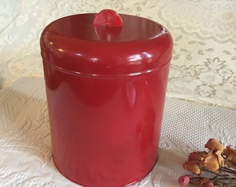 Recipiente rojo vintage. Recipiente metálico de cocina. Podría ser de los años 50 o 60. Asa superior de celuloide con semicírculo.