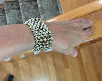 Vintage goudkleurige en strass stretcharmband voor avondkleding. Mooie geklede armband.