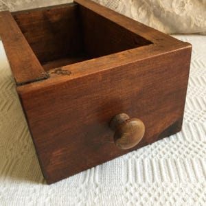 Cajón vintage de madera de mueble auxiliar. Ideal para tocador, escritorio, mesa o cualquier espacio de almacenamiento abierto. Para usar o exhibir.