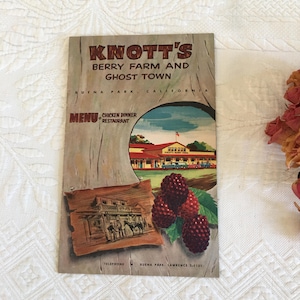 Menú vintage de 1957 de Knott's Berry Farm and Ghost Town para el restaurante Chicken Dinner. Incluye mapa y atracciones locales. Los Ángeles, California.