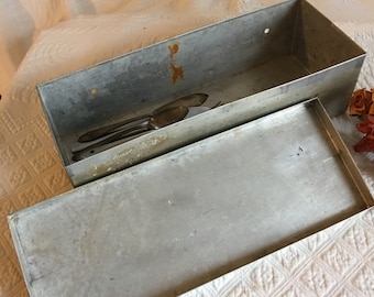 Vintage aluminium doos voor het opbergen van gereedschap en verzamelobjecten. Inbegrepen zijn 9 stukken bestek die zijn verdwenen bij luchtvaartmaatschappijen en dergelijke.