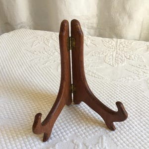 Supporto per quadri in legno vintage. Finitura effetto legno su supporto per quadri marrone. Utilizzabile per esporre qualsiasi cosa, quadri, piatti, cartoline, ecc.