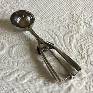 Vintage Farberware ijsschep. Rubberen duim- en vingerhouders voor comfort bij het serveren. Eenvoudig te gebruiken voor party buffet serveren.