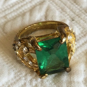 Vintage 6 3/4 Costume Ring With Rectangular Green Stone and 20 Side Rhinestones. Gold Metal Ring.