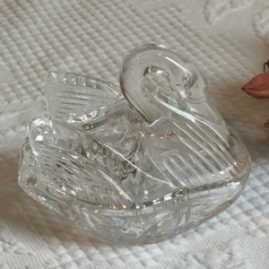 Vintage Pressglas Swan Dish mit Deckel. Schwan-Schale / Schmuckschale aus Glas in Form eines Schwans.