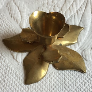 Vintage koperen kandelaar met kerstster en hulstblad. Gemaakt in India. Geweldig voor een kerstkaarshouder.