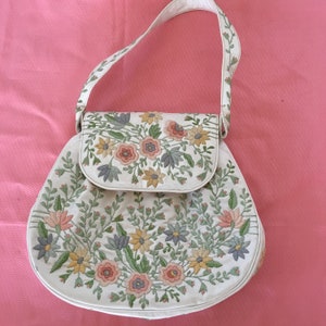 Monedero bordado de vinilo vintage. Marheta original de Río de Janeiro. Monedero bordado en colores pastel de vinilo blanco con monedero a juego.
