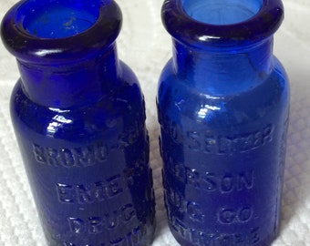 Vintage 1950s Genuine Phillips Milk of Magnesia Bottle. Piękna kobaltowoniebieska butelka na lekarstwa. Możliwość ponownego wykorzystania. Dodaj do kolekcji butelek.