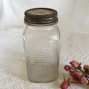 Vintage inmaakpot met gegoten crosshatch-markeringen en gladde labelvlek aan de voorkant. De Getextureerde Pot is uniek en mooi.