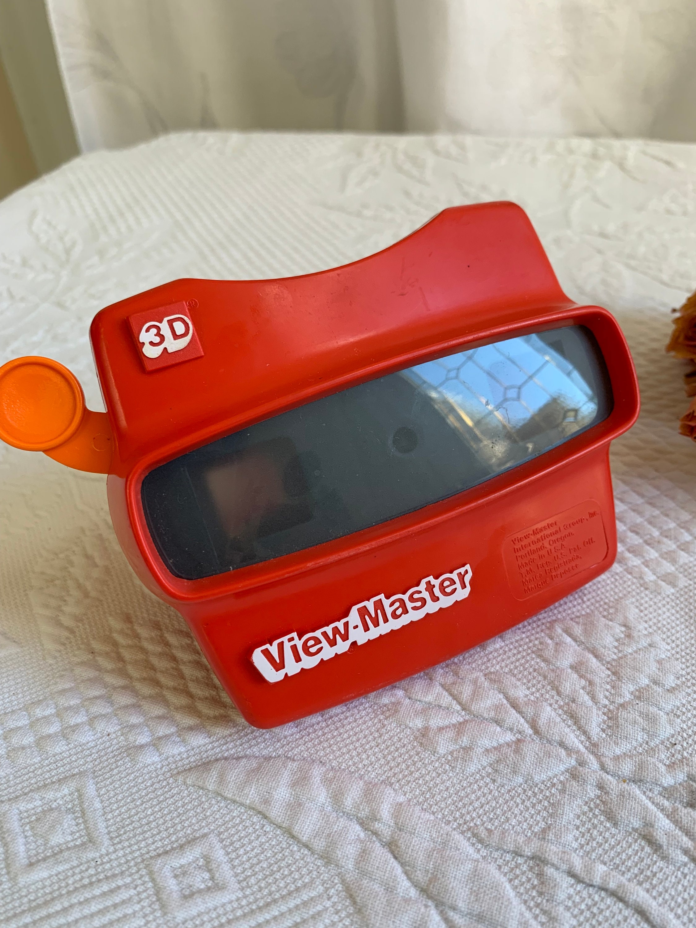 Vintage 1970's or 1980's View-master 3D Red Reel Viewer for Round Flat  Reels. Great Kid Entertainment to Have Around. Adult Too. 