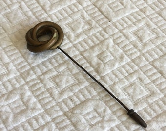 Vintage Art Deco Stick Pin. Tono dorado opaco Diseño circular Pin de palo largo con tornillo en el extremo protector.