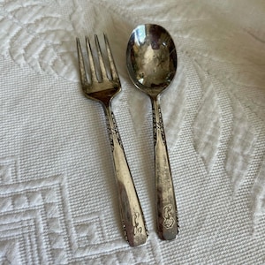 Vintage Baby Fork Spoon Set. 1881 Rogers Oneida Ltd. Baby Spoon and Fork with Monogrammed B on the Handles. Simple Handle Edge Designs.