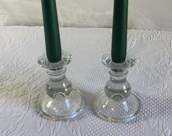 Vintage Set mit zwei runden Glaskugel-Einzelkerzenhaltern.