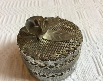 ヴィンテージの赤い朱砂の中国製箱。花木の枝に止まる鳥の彫刻が施され
