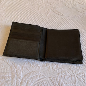 Wilson Leather のヴィンテージ ブラック レザー メンズ ウォレット。クレジットカード スロット 11 個、運転免許証スロット 1 個、紙幣用セクション 2 個。柔らかい。
