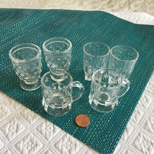 Vintage miniatyrglas eller muggar. Annonsen gäller två identiska miniglas. Muggar med fyrkantig botten, hobnailmönster eller stjärnmönster.