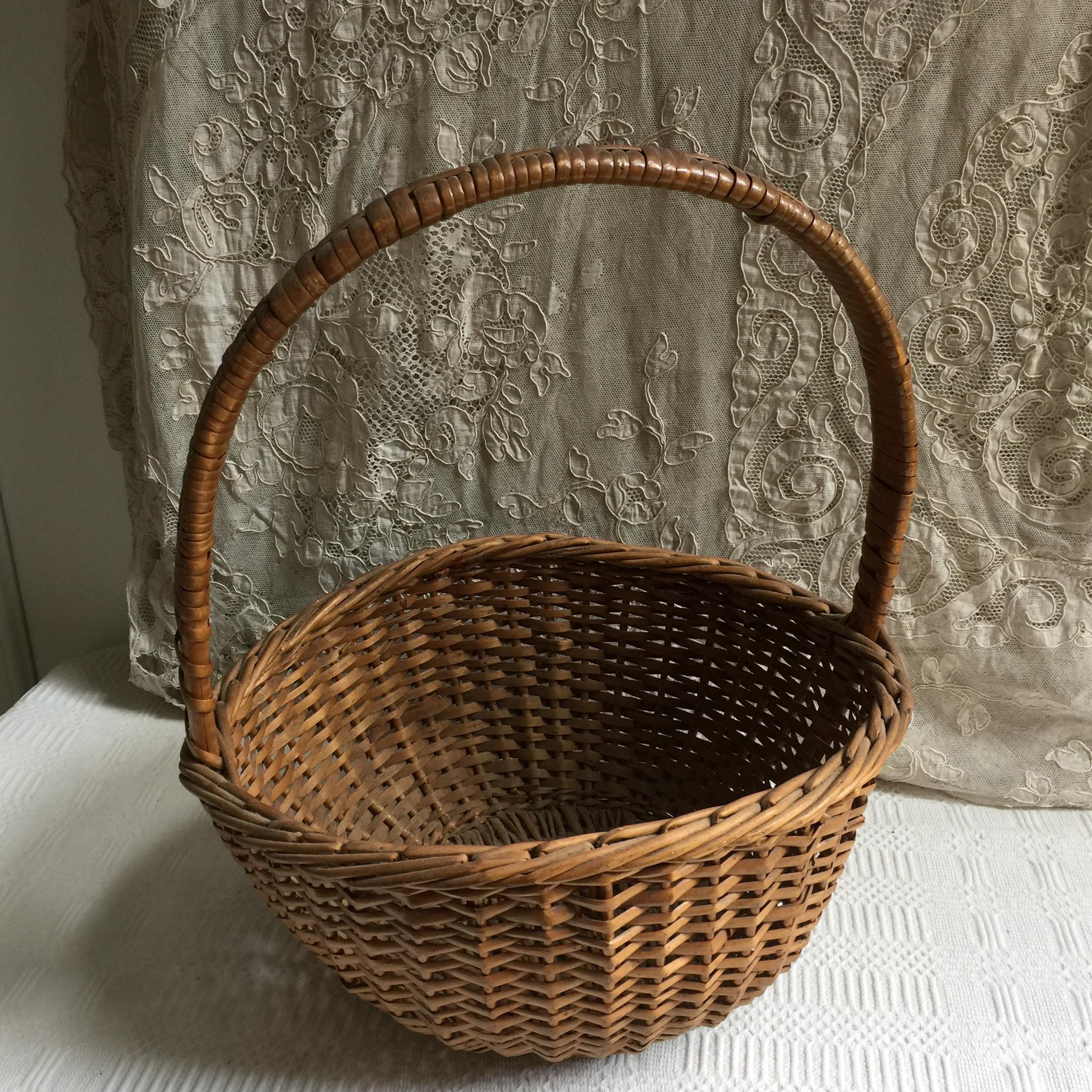 Vintage Wicker Basket With Top Handle and Flat Bottom. Oval/round
