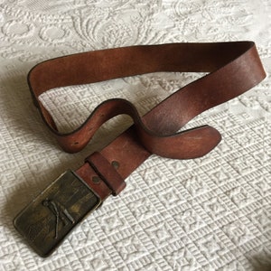 Cinto de couro masculino vintage de 1 11/16&quot; com 43 1/2&quot; de comprimento. Couro genuíno. Couro Marrom. Jogador de golfe em relevo na fivela.