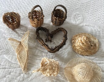 Könnte beinhalten: Eine Sammlung von sieben kleinen geflochtenen Körben und Hüten aus natürlichen Materialien. Die Körbe sind braun und die Hüte sind beige. Die Körbe haben verschiedene Formen und Größen. Die Hüte sind rund und haben einen breiten Rand.