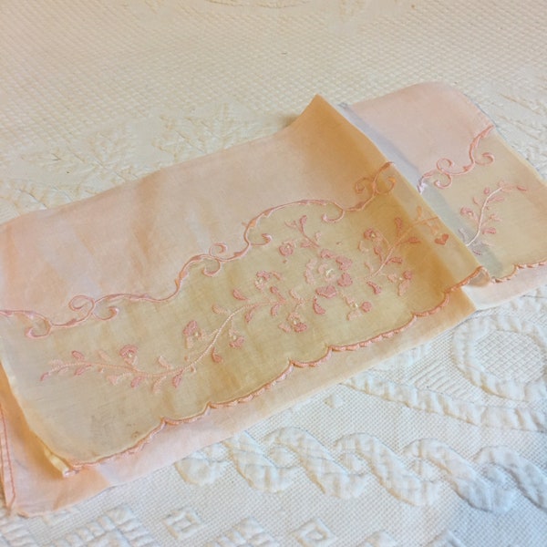 sac lingerie vintage en coton rose avec broderie et décoration d'application d'ombre. Poche enveloppe avec rabat décoratif avec coton transparent.