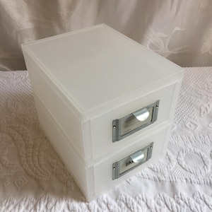 Pojemnik Like-it z dwiema szufladami, do układania w stosy. Idealny do organizacji biura. Metalowa rama z przodu i wsuwane etykiety do szuflad.