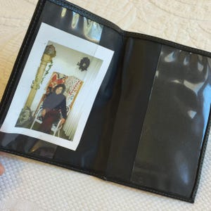 Cartera de fotos vintage con ventana de plástico para guardar fotografías. Solapa de 3/4 en la parte posterior para guardar objetos. Ideal para el bolsillo o la cartera. Vinilo.