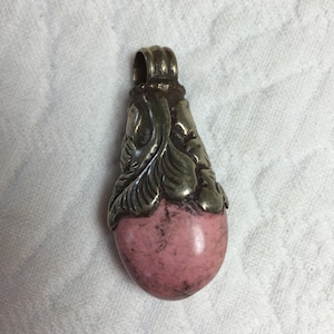 Silber geformt Blätter hält eine rosa Naturstein Anhänger. Jordan-Pendant. Schöne und einzigartige Anhänger.