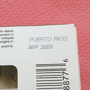 Puede incluir: Una etiqueta blanca con texto negro que dice "PUERTO RICO" y "SEP 2005". Un c&oacute;digo de barras es visible en el lado derecho de la etiqueta.
