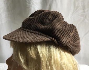Schirmmütze im Newsboy-Stil aus braunem Cord mit schwarzer Acryl-Innenseite.