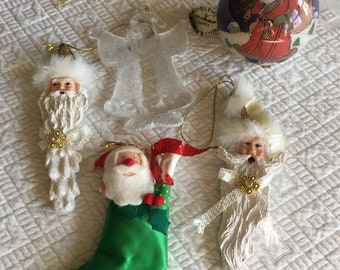 Vintage 5 Weihnachtsanhänger. Kunststoff Kardinal, Old World Santa Ball, grüner Satin Nikolausstrumpf mit Geschenken und zwei Langen Weihnachtsmännern.
