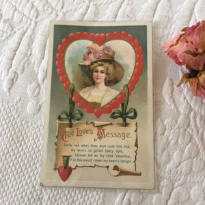 Edoardiano 1913 San Valentino Carta con un francobollo centenario. Messaggio del vero amore sulla targa beribboned che pende dal cuore con l'immagine.